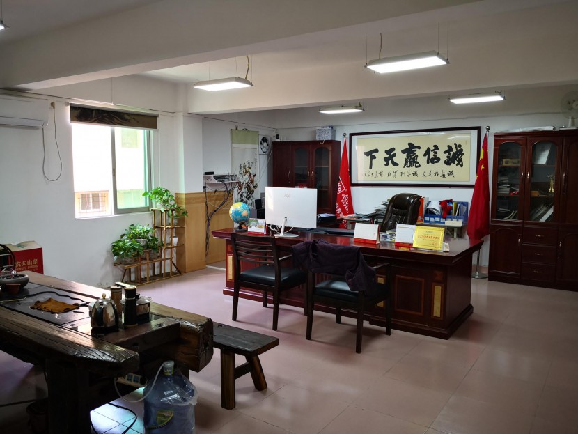 公司目前主要产品有：环氧树脂胶,502胶,UV胶,硅胶,导热硅脂,散热硅脂,堵漏修补片,胶水,高温胶水,金属胶水,玻璃胶水,玻璃金属金属,胶水处理剂,ab胶,厌氧胶,螺丝胶,螺纹胶,补鞋胶胶水,塑料胶水,胶水解胶剂,滴胶,河流桌滴胶,水晶滴胶,透明滴胶,耐黄变环氧ab胶,低白化502胶水,电子胶水等